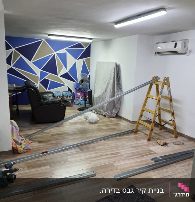 חלקי מתכת על רצפת עץ בחדר עבודה